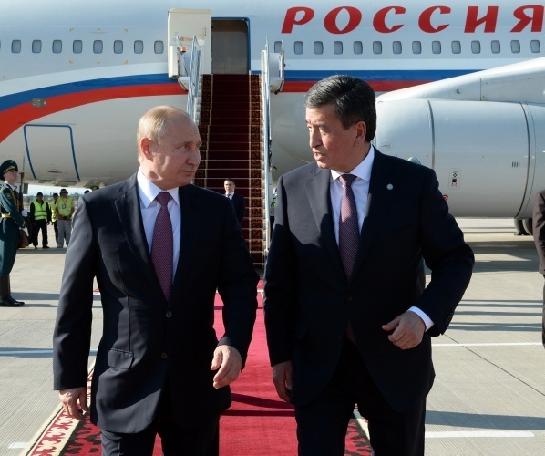 Жээнбеков встретил Путина в "Манасе"