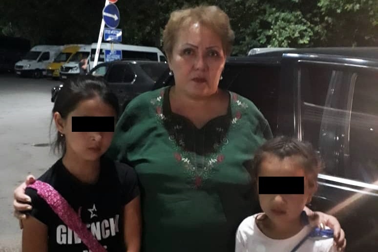 Маленькие девочки ночью, на такси пытались бежать от тетки на поиски отца