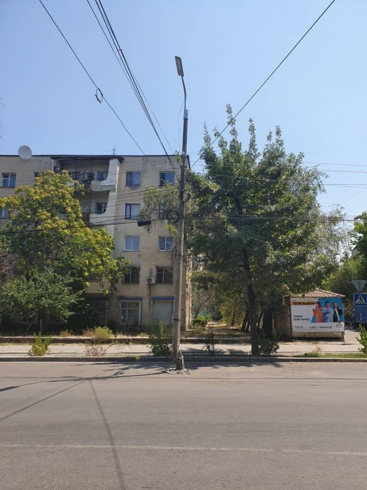 Мэрия разыскивает водителя, сбившего опору уличного освещения