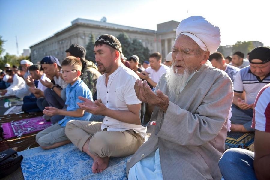 Сооронбай Жээнбеков поздравил мусульман Кыргызстана с Курбан айтом