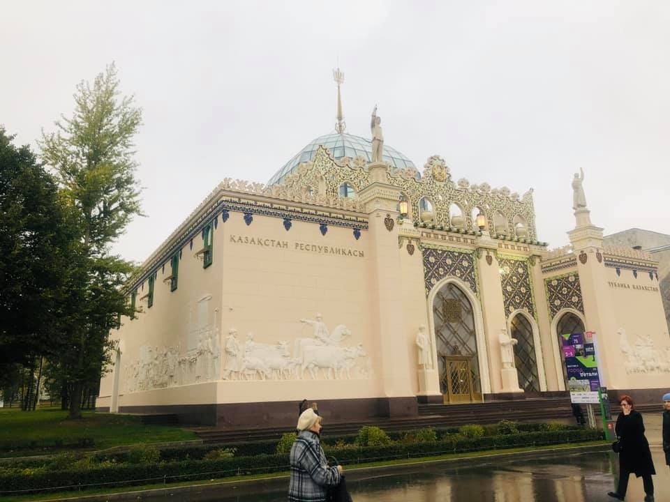 Как бедные родственники. Модельер в шоке от павильона Кыргызстана в Москве