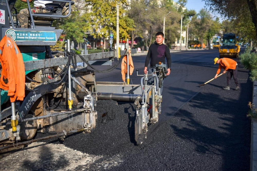 На улице Московской начали укладывать асфальт