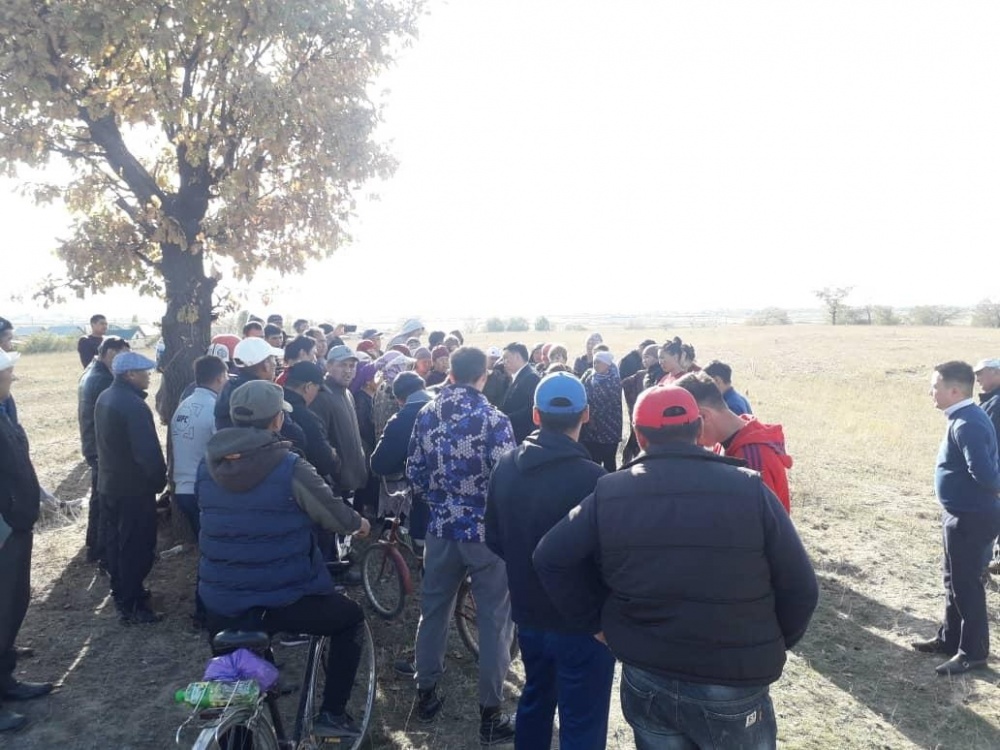 В Бишкеке 100 человек пытались захватить землю