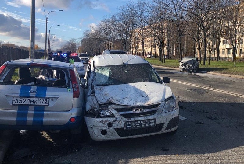 Находящийся в розыске Кыргызстанец врезался в Питере в пешеходов