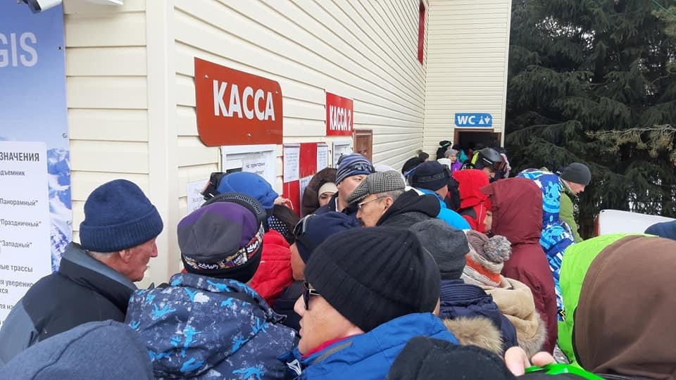 Бардак и дикие очереди на горнолыжной базе "Каракол"