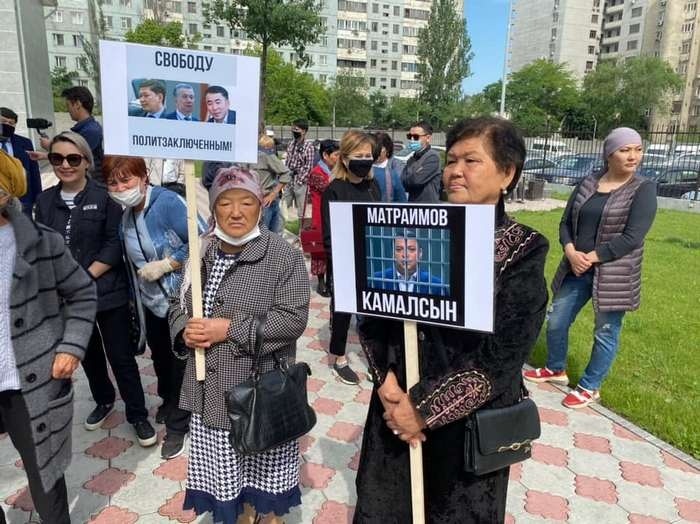 Сторонники Атамбаева призвали арестовать Жээнбековых и Матраимова