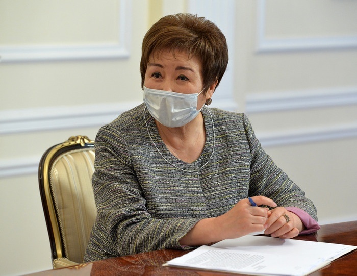 Президент Жээнбеков мягко пожурил председателя Верховного суда Калиеву