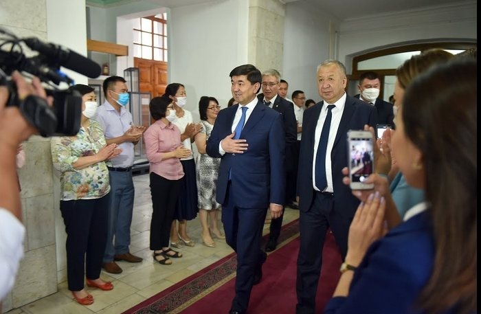 Абылгазиев, Боронов и сотрудники аппарата правительства наказаны за фото