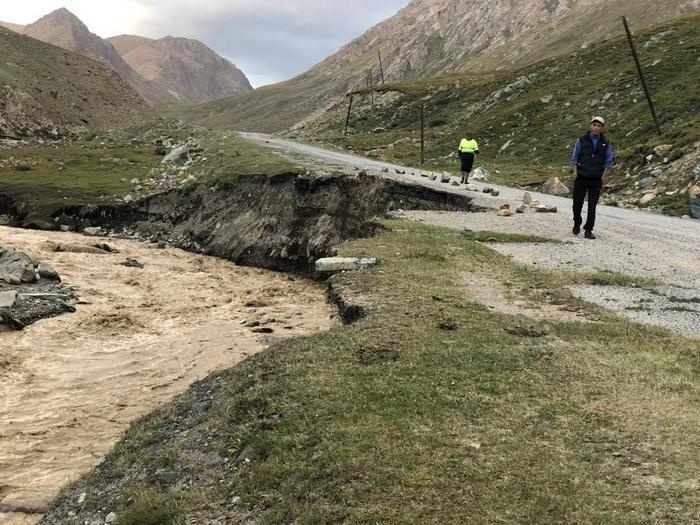 Как выглядит участок дороги Каракол-Энильчек, размытый водным потоком