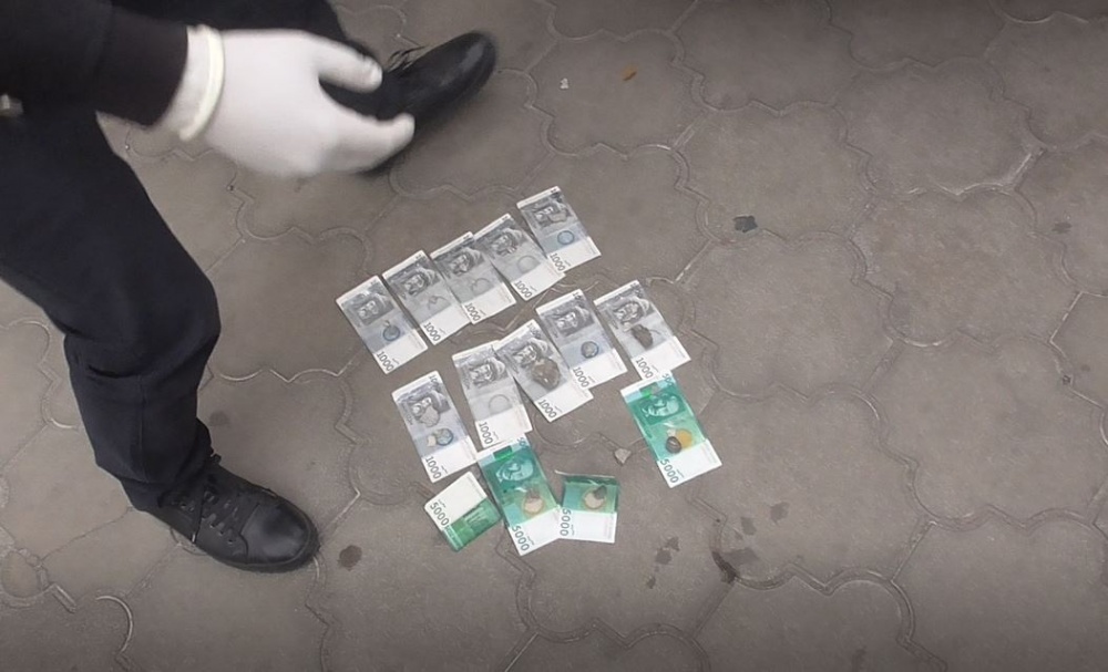 Следователь Ленинского УВД Бишкека попался на взятке