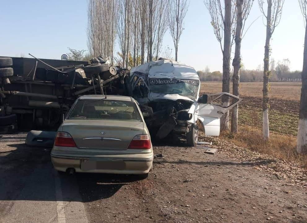 7 человек погибло, 6 - пострадало. Страшная авария на юге Кыргызстана