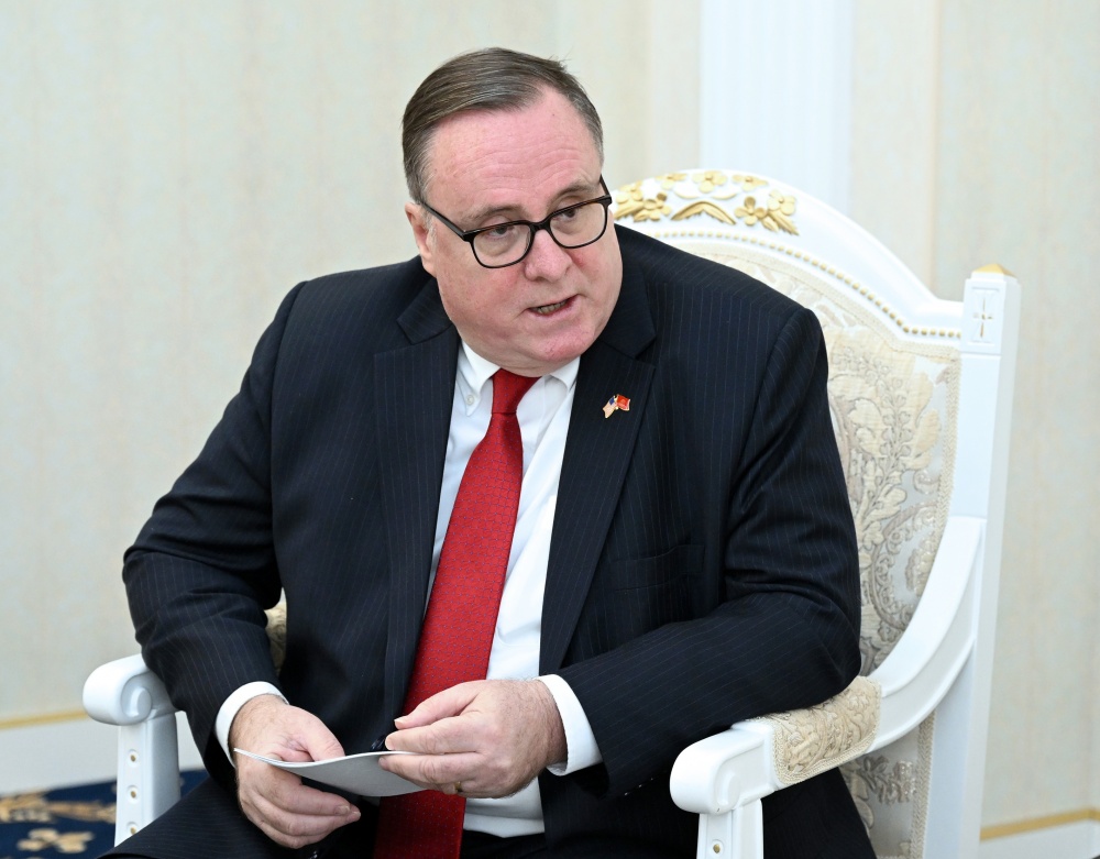 Садыр Жапаров принял нового посла США в КР Лесли Вигери
