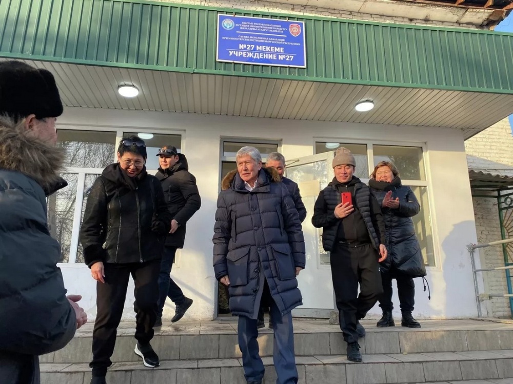 Атамбаев на свободе. В хорошем настроении и итальянском пуховике