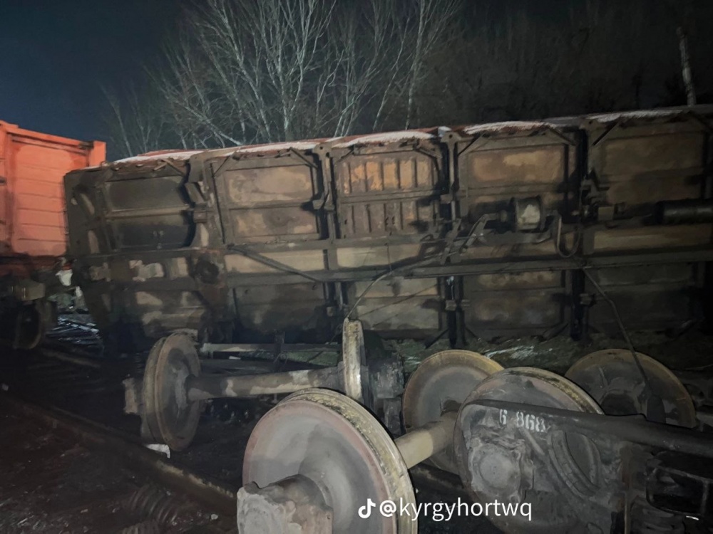 Грузовой состав потерпел крушение в Кыргызстане
