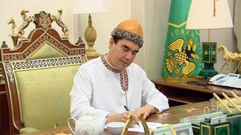 Президент Туркменистана написал книгу об алабаях и подарил военным щенков