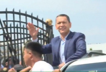 Самолет с Омурбеком Бабановым приземлился в "Манасе". Прямой эфир