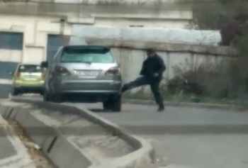 Какой-то псих в Бишкеке пытался разгромить Lexus