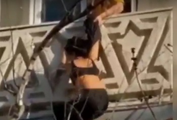 Видео, как в Бишкеке полуголая девушка упала с балкона